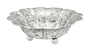 A late 19th / early 20th century Chinese Export silver bowl, Canton circa 1900 retailed by Luen Wo